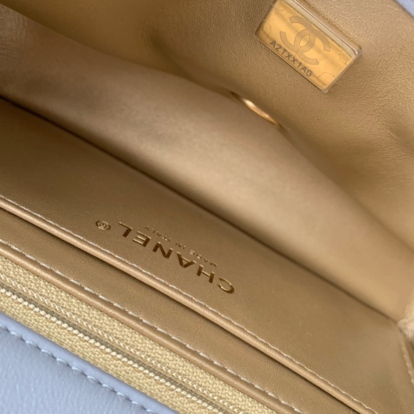 SOLDAuthentic Chanel Pearl Crush mini 21B - Picture 9 of 12